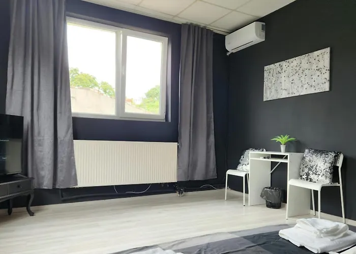 The Nomads Nest - Old Town Hostel Bukareszt